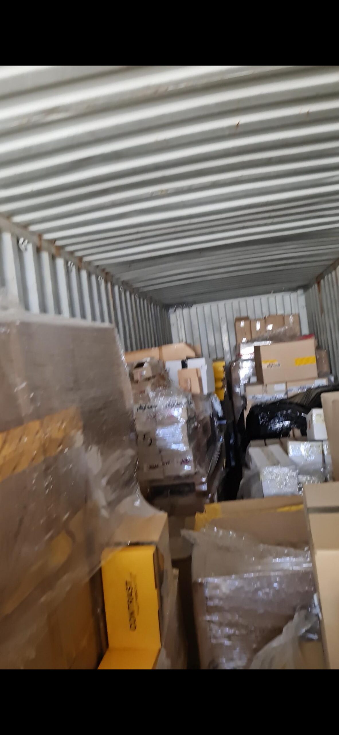 Lote de luminarias nuevas almacenado en contenedor marítimo para su venta completa.