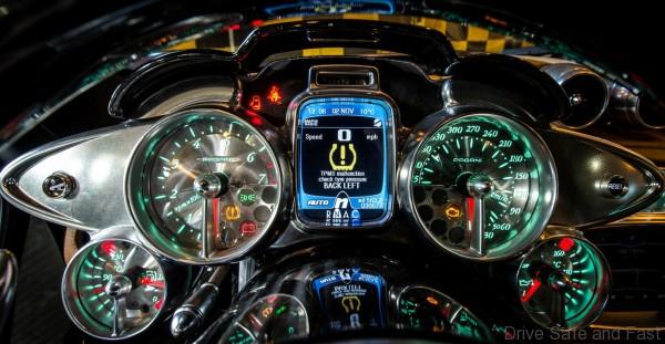 pagani-huayra-gauges-1280x800-car-wallpaper