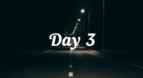 中央に配置されたDay3の文字と夜の長く続く道が電灯の明かりによってうすっら見える。