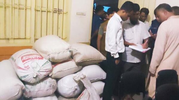 কুড়িগ্রামে ব্যবসায়ীর গোডাউন থেকে টিসিবির ৭৭৯ কেজি চাল উদ্ধার