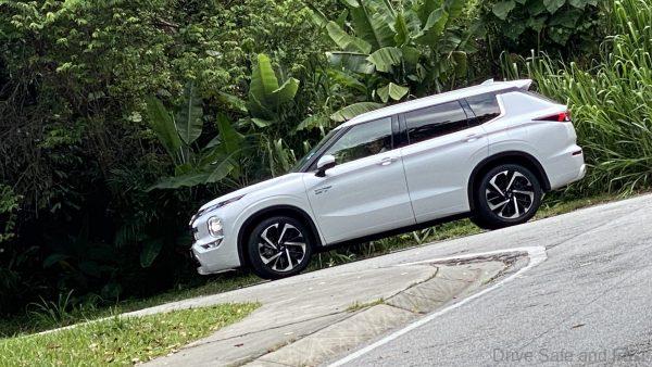 mitsubishi outlander phev making a u-turn