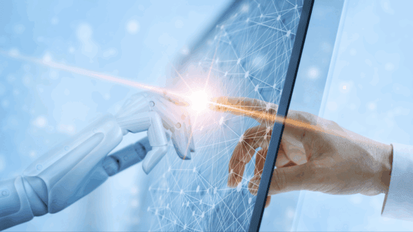 Modération humaine vs modération algorithmique : quelle stratégie pour les réseaux sociaux ?