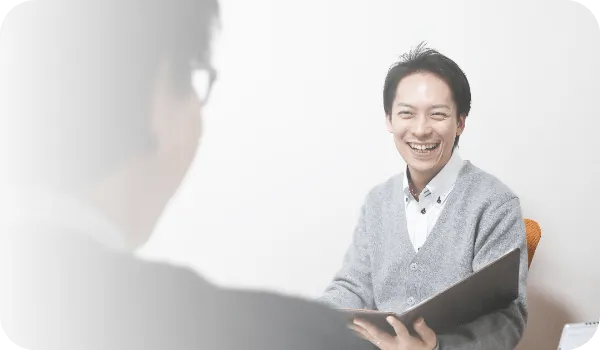 心理カウンセラーがカウンセリングをしている様子