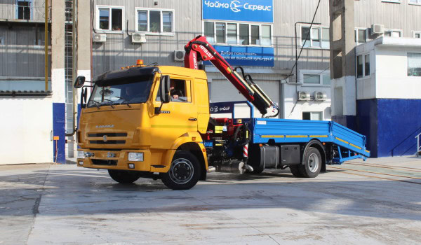 Эвакуатор КАМАЗ-4308 с ломаной платформой и КМУ NR 818T2S
