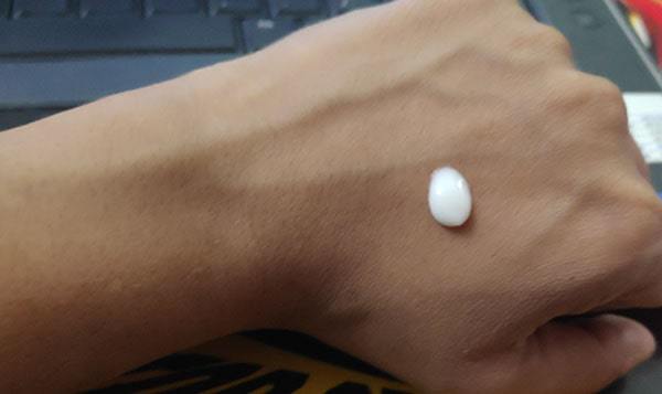Mamaearth Overnight repair night cream has light lotion like consistency