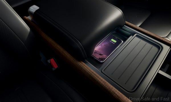 Land Rover Defender_wireless phone charging