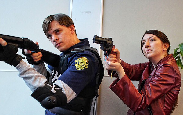 Resident Evil 2 Leon S. Kennedy Claire Redfield cosplayers 8Bit/Digi