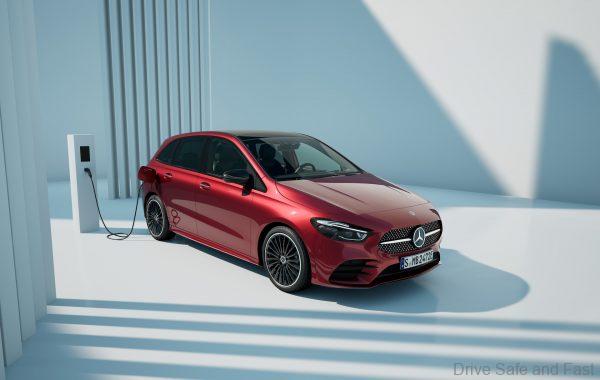 Mercedes-Benz B 250 e, fuel consumption combined, weighted (WLTP) 1,2-0,9 l/100 km, electric energy consumption combined, weighted (WLTP) 17.4-15.4 kWh/100km, CO2 emissions combined, weighted (WLTP) 27-20 g/km; exterior: patagonia red MANUFAKTUR, AMG line Mercedes-Benz B 250 e, fuel consumption combined, weighted (WLTP) 1,2-0,9 l/100 km, electric energy consumption combined, weighted (WLTP) 17.4-15.4 kWh/100km, CO2 emissions combined, weighted (WLTP) 27-20 g/km; exterior: patagonia red MANUFAKTUR, AMG line;Fuel consumption combined, weighted (WLTP) 1,2-0,9 l/100 km, electric energy consumption combined, weighted (WLTP) 17.4-15.4 kWh/100km, CO2 emissions combined, weighted (WLTP) 27-20 g/km*