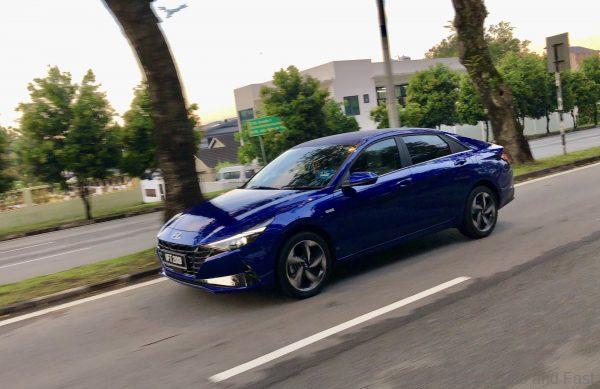 Hyundai Elantra Smartstream_side view