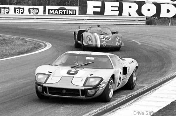 Ford_Gulf_GT40s_LeMans1