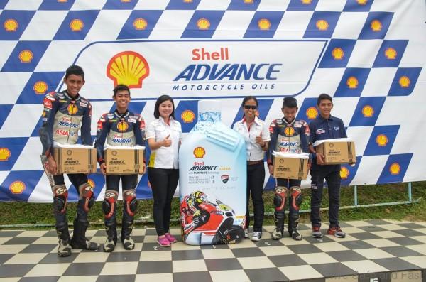 Shell Associate Brand and Communications Manager Jamie Lai (3rd fr left) and Shell Advance Brand Manager Desiree Cheng (3rd fr right) handed over sponsored Shell Advance Ultra oil to ATC riders