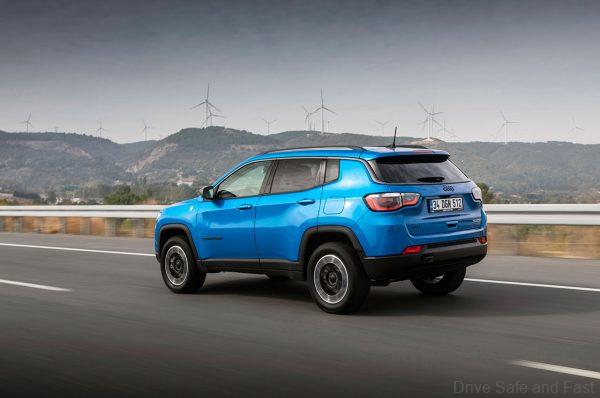 Jeep Compass 4xe_moving
