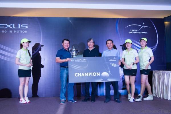 Prize Presentation to winner Mr Ng Say Hoe for Central Region  by UMWT management