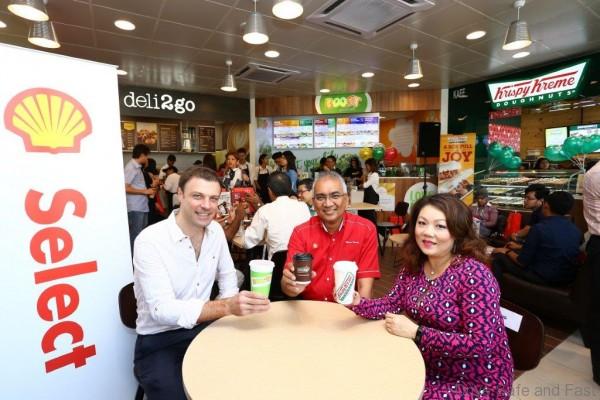 Image 1 - (L to R) - Nick Tiernan Owner Boost Juice Malaysia  Datuk Azman Ismail MD Shell Malaysia Trading Sdn  Bhd   Ms  Yau Su Peng Dire (002)