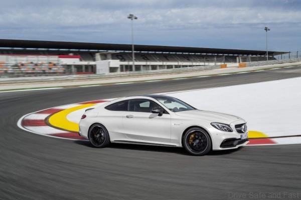 Mercedes-AMG C 63 S Coupé (C 205) 2015; Exterieur: designo diamantweiß  bright, Night Paket, AMG Keramik Hochleistungs-Verbundbremsanlage mit Verbundbremsscheiben 402 x 39 mm vorn und Integralbremsscheiben 360 x 26 mm hinten sowie speziell lackierten Bremssätteln mit "AMG Carbon Ceramic" Schriftzug, 48,3 cm (19")/50,8 cm (20") AMG Schmiederäder im Kreuzspeichen-Design schwarz matt lackiert und glanzgedreht  exterior: designo diamond white bright, night package, AMG high-performance ceramic composite braking system with compound brake discs measuring 402 x 39 mm at the front and integral brake discs measuring 360 x 26 mm at the rear and also specially painted brake callipers with "AMG Carbon Ceramic" lettering,   48.3 cm (19-inch)/50.8 cm (20-inch) AMG cross-spoke forged wheels painted in matt black and with a high-sheen finish