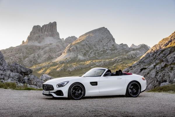 AMG GT Roadster (R 190), 2016; Exterieur: designo diamantweiß bright; Interieur: Leder Nappa Exklusiv schwarz/ red pepper ;Kraftstoffverbrauch kombiniert: 9,4 l/100 km, CO2-Emissionen kombiniert: 219 g/km AMG GT  Roadster (R 190), 2016; exterior: designo diamond white bright; interior:Nappa leather exclusive black/red pepper; fuel consumption, combined: 9.4 l/100 km; combined CO2 emissions: 219 g/km