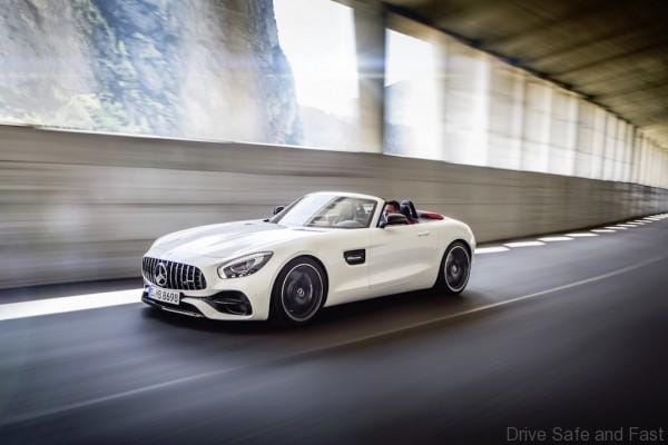 AMG GT Roadster (R 190), 2016; Exterieur: designo diamantweiß bright; Interieur: Leder Nappa Exklusiv schwarz/ red pepper ;Kraftstoffverbrauch kombiniert: 9,4 l/100 km, CO2-Emissionen kombiniert: 219 g/km AMG GT  Roadster (R 190), 2016; exterior: designo diamond white bright; interior:Nappa leather exclusive black/red pepper; fuel consumption, combined: 9.4 l/100 km; combined CO2 emissions: 219 g/km