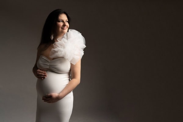 Eleganckie i ponadczasowe sesje ciążowe w studio w Podkowie Leśnej