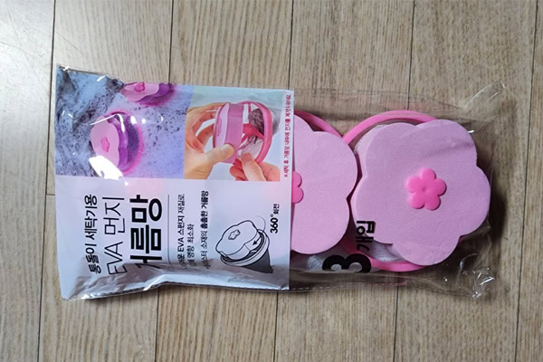 세탁기 먼지망 입니다. 세탁기 속에서 물위에 둥둥 떠다니면서 먼지를 포집하는 제품입니다.