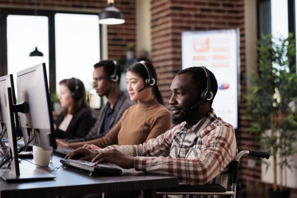 African American Helpline Operator With Chronic Impairment - Auster Inteligência Contábil