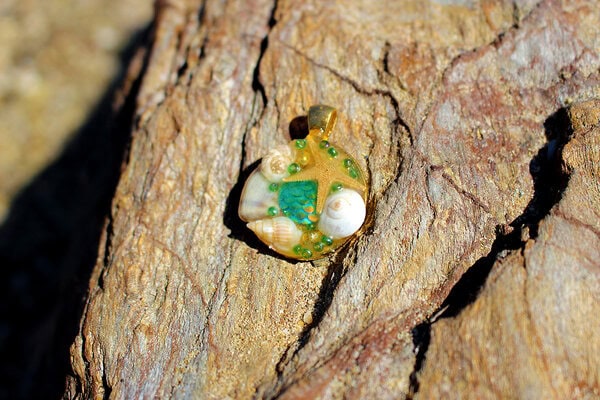 médaillon "Bella Verde" - bijoux galatée merveilles - médaillon de sirène - pendentif de sirène - bijoux de sirène - flacon de sirène - bijoux de coquillage - bijoux fantaisies - colliers de sirène