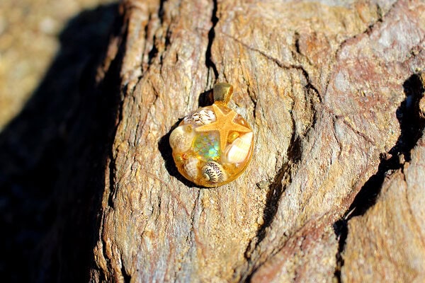 médaillon "Soleil" - bijoux galatée merveilles - médaillon de sirène - pendentif de sirène - bijoux de sirène - flacon de sirène - bijoux de coquillage - bijoux fantaisies - colliers de sirène