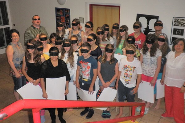 Bild: Sinneserlebnisworkshop im Dunkeln für Kinder in einer Volkschule