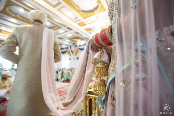 Close-up of the palla, the scarf that joins bride and groom during the Laavan