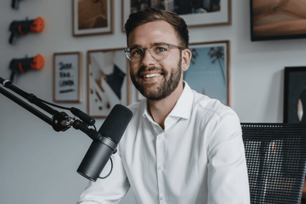 Tim Schmaddebeck während eines Podcast-Interviews