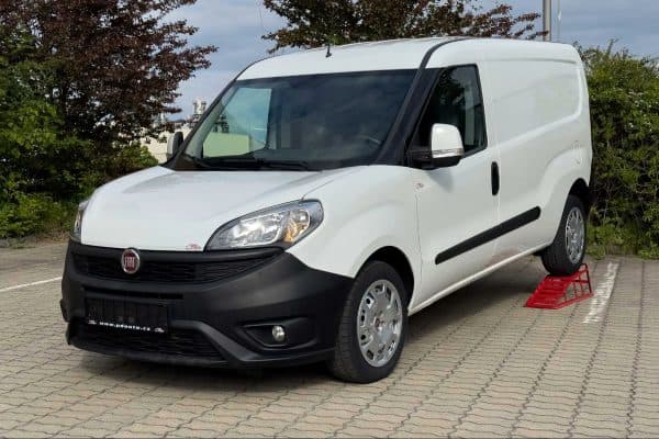 Bílý Fiat Doblo L2