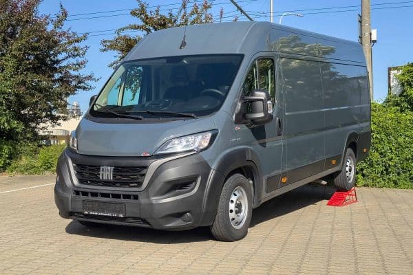 Šedý Fiat Ducato L4H2