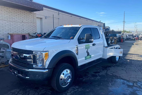 Freeway Towing & Storage tow truck ready for fast response in Glendale, AZ