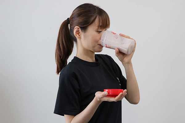 プロテイン飲む女性