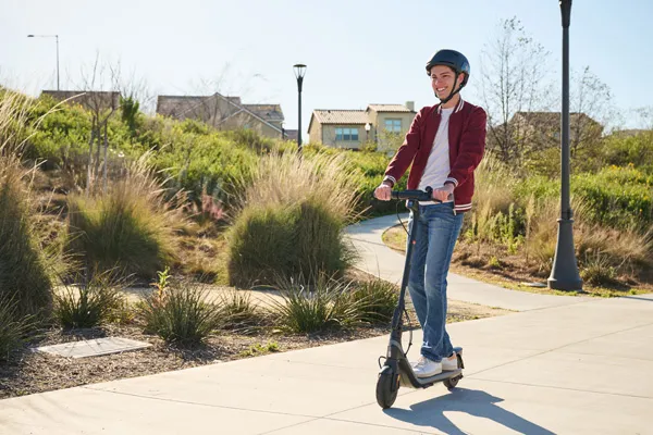 Илюстрационен банер на електрическа тротинетка Segway-Ninebot E2