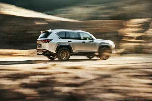 Lexus LX "OFFROAD" JAOS Ver in motion