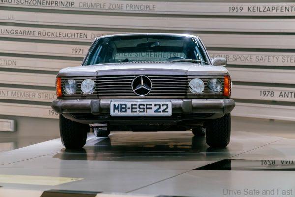 Mercedes-Benz Museum. Raum Mythos 5: Vordenker – Sicherheit und Umwelt. Mercedes-Benz Experimentier-Sicherheits-Fahrzeug ESF 22 aus dem Jahr 1973. Exterieuraufnahme von vorn.Mercedes-Benz Museum. Legend Room 5: Visionaries – Safety and the Environment. The Mercedes-Benz Experimental Safety Vehicle ESF 22 from 1973. Front view of the exterior.