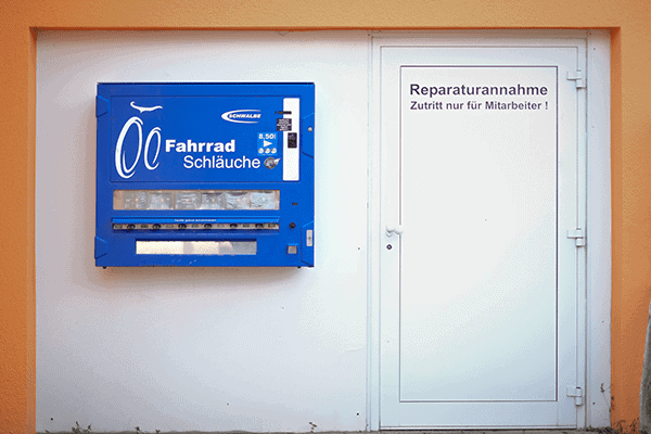 Schlauchautomat am Werkstatt-Eingang
