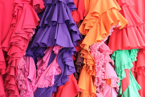 Semblanza Tanzstudios - farbprächtige Batas auf der Stange