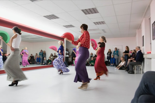 Schüleraufführung mit Fächer