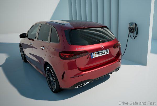 Mercedes-Benz B 250 e, fuel consumption combined, weighted (WLTP) 1,2-0,9 l/100 km, electric energy consumption combined, weighted (WLTP) 17.4-15.4 kWh/100km, CO2 emissions combined, weighted (WLTP) 27-20 g/km; exterior: patagonia red MANUFAKTUR, AMG line Mercedes-Benz B 250 e, fuel consumption combined, weighted (WLTP) 1,2-0,9 l/100 km, electric energy consumption combined, weighted (WLTP) 17.4-15.4 kWh/100km, CO2 emissions combined, weighted (WLTP) 27-20 g/km; exterior: patagonia red MANUFAKTUR, AMG line;Fuel consumption combined, weighted (WLTP) 1,2-0,9 l/100 km, electric energy consumption combined, weighted (WLTP) 17.4-15.4 kWh/100km, CO2 emissions combined, weighted (WLTP) 27-20 g/km*