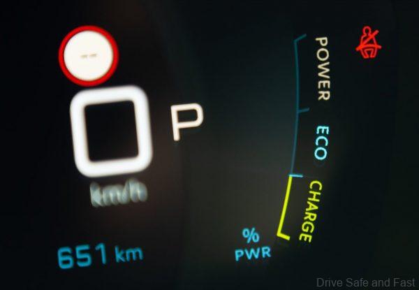 Peugeot e208_‘Electric Car of the Year’_2021_instruments