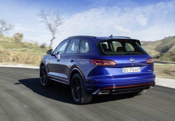 Volkswagen Touareg R PHEV_rear moving
