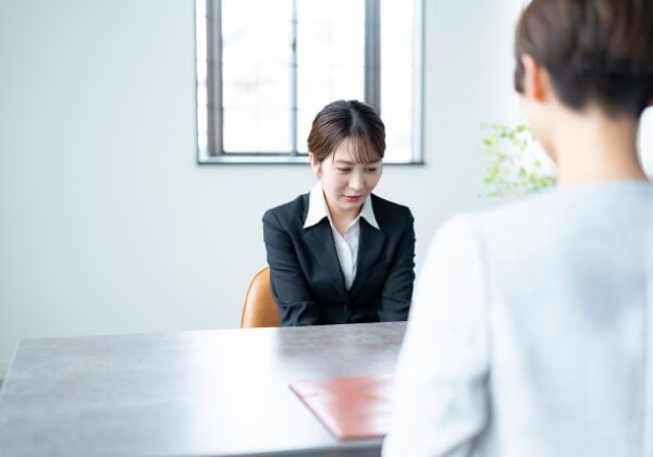 面接を受ける女性就活生