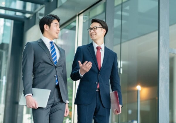 2名のスーツを着た社会人