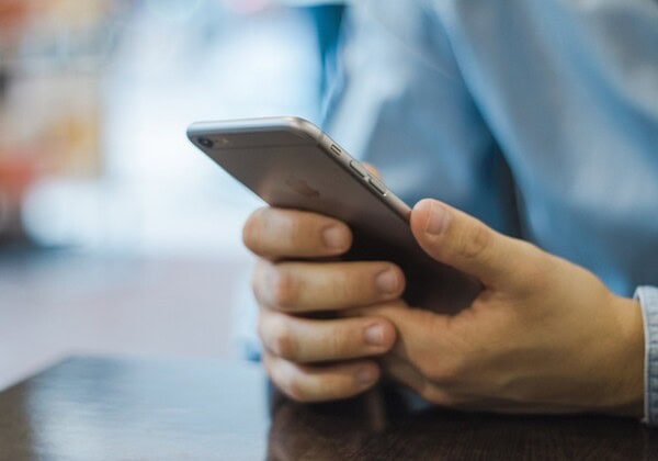 スマホを持つ手