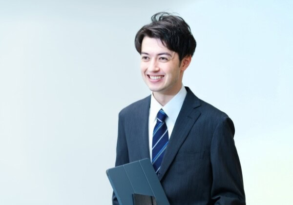 就職活動をしている男子大学生