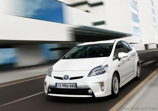 Toyota-Prius_Plug-in_Hybrid_2013_800x600_wallpaper_07