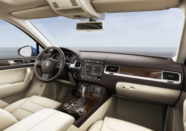 Volkswagen-Touareg_2015_800x600_wallpaper_08