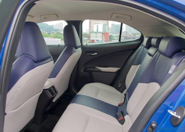 Lexus UX 200 Luxury rear seats
