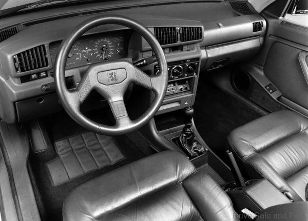 PEUGEOT 405 T16 cabin